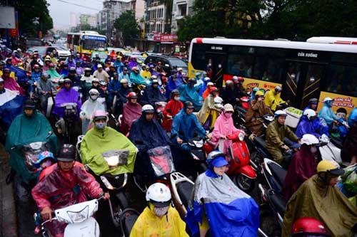 Hàng loạt tuyến phố ở Hà Nội tê liệt vì ngập nặng, ùn tắc - 2