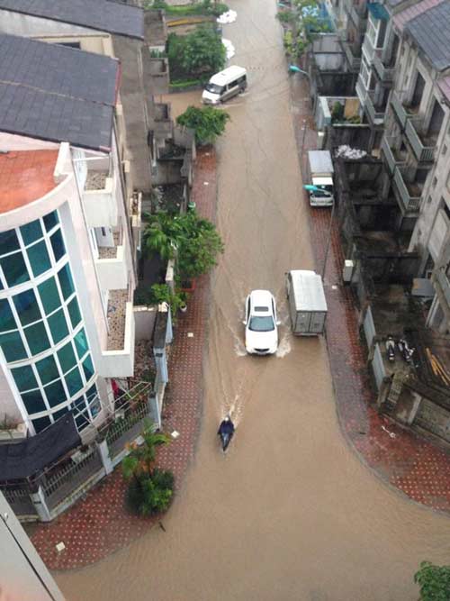 Hàng loạt tuyến phố ở Hà Nội tê liệt vì ngập nặng, ùn tắc - 5