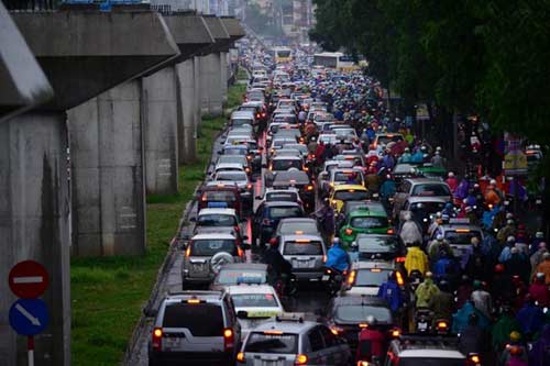 Hàng loạt tuyến phố ở Hà Nội tê liệt vì ngập nặng, ùn tắc - 1