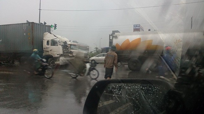 Hàng loạt tuyến phố ở Hà Nội tê liệt vì ngập nặng, ùn tắc - 6