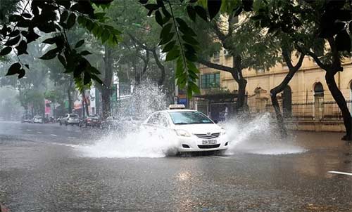 Hà Nội mưa lớn kéo dài, gió giật mạnh - 1