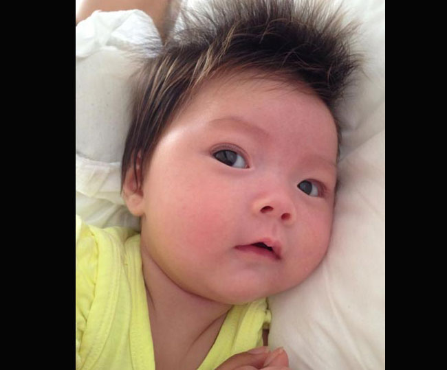 Đoan Trang chính thức chia sẻ những hình ảnh đầu tiên của con gái khi bé Sol tròn hai tháng tuổi. Gương mặt bầu bĩnh, dễ thương cùng làn da trắng lai Tây của bé Sol khiến người xem vô cùng thú vị.
