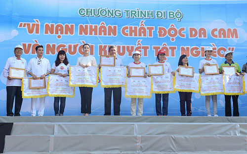 Cao Thùy Dương chi nửa tỷ đồng làm từ thiện - 3