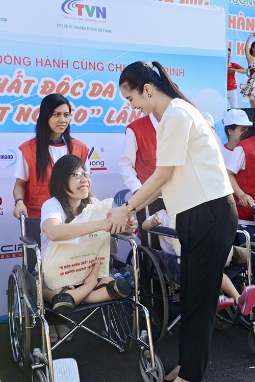 Cao Thùy Dương chi nửa tỷ đồng làm từ thiện - 5