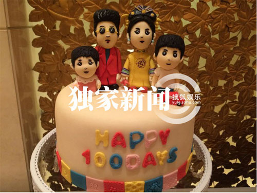 Đặng Siêu hôn chân vợ trong lễ 100 ngày của con - 8