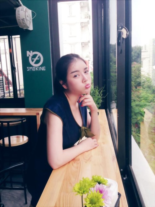 Lý Nhã Kỳ để mặt mộc đi uống cafe - 1