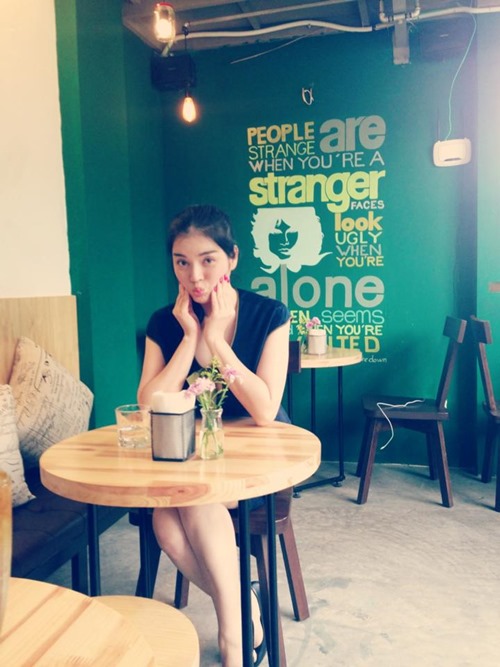 Lý Nhã Kỳ để mặt mộc đi uống cafe - 2