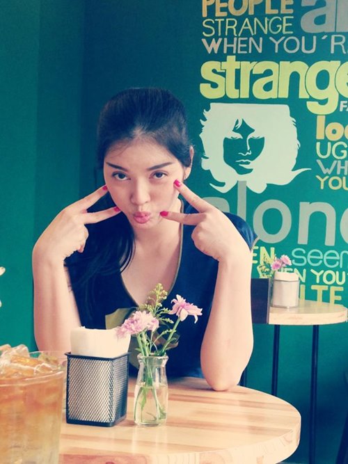 Lý Nhã Kỳ để mặt mộc đi uống cafe - 3