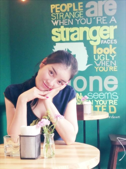 Lý Nhã Kỳ để mặt mộc đi uống cafe - 4