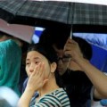 Tin tức - Hàng trăm người đội mưa nộp hồ sơ thi công chức