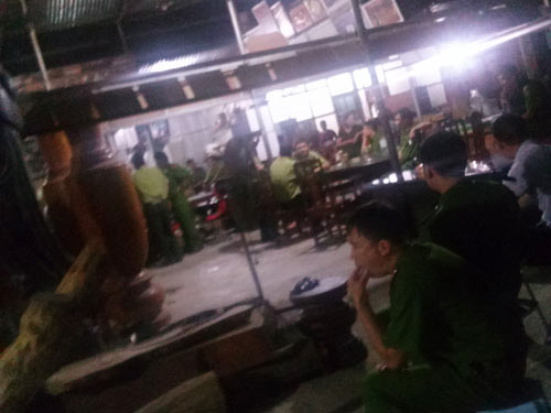 Cảnh sát đột kích bắt “trùm” buôn gỗ Bắc Ninh - 1