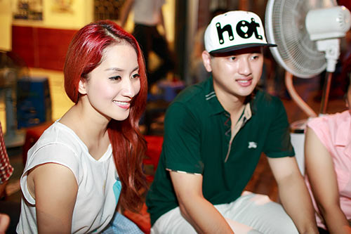Khánh Thi phóng xe quot;độcquot; đi uống trà chanh vỉa hè - 9