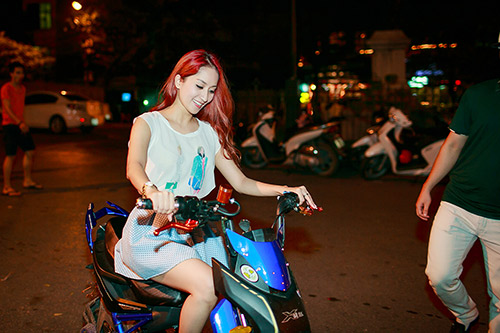 Khánh Thi phóng xe quot;độcquot; đi uống trà chanh vỉa hè - 6