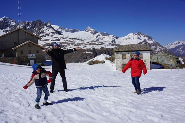 Hình ảnh hạnh phúc của ba bố con nhà BTV Vân Anh trong chuyến du lịch Thuỵ Sỹ.
