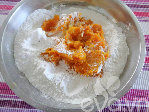 Bánh bí đỏ nhân đậu đỏ trứng muối - 1