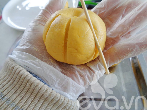 Bánh bí đỏ nhân đậu đỏ trứng muối - 7