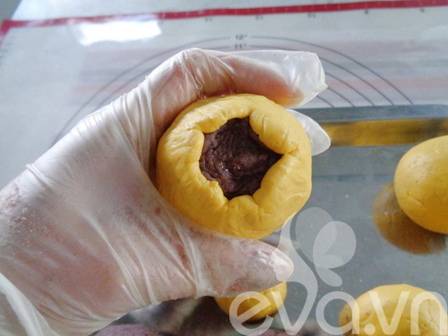 Bánh bí đỏ nhân đậu đỏ trứng muối - 6
