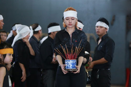 Chi Pu khóc nghẹn ngào trong đám tang bà nội - 5