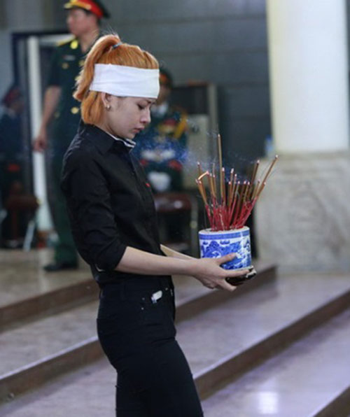 Chi Pu khóc nghẹn ngào trong đám tang bà nội - 4