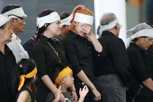 Chi Pu khóc nghẹn ngào trong đám tang bà nội - 3