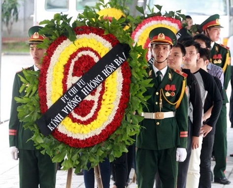Chi Pu khóc nghẹn ngào trong đám tang bà nội - 6