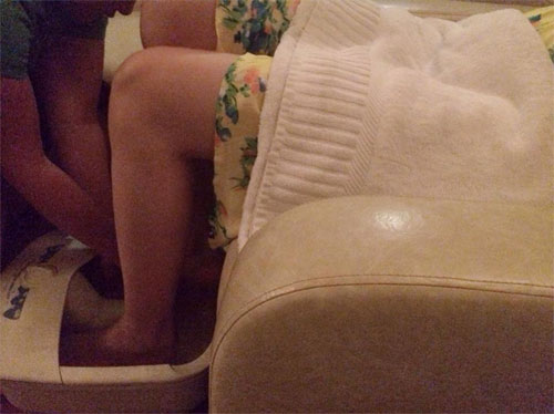 Diễm Hương được người yêu rửa chân giữa đêm - 1