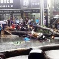 Tin tức - Cây ngã đè chết mẹ, 2 con bị thương ở TP.HCM