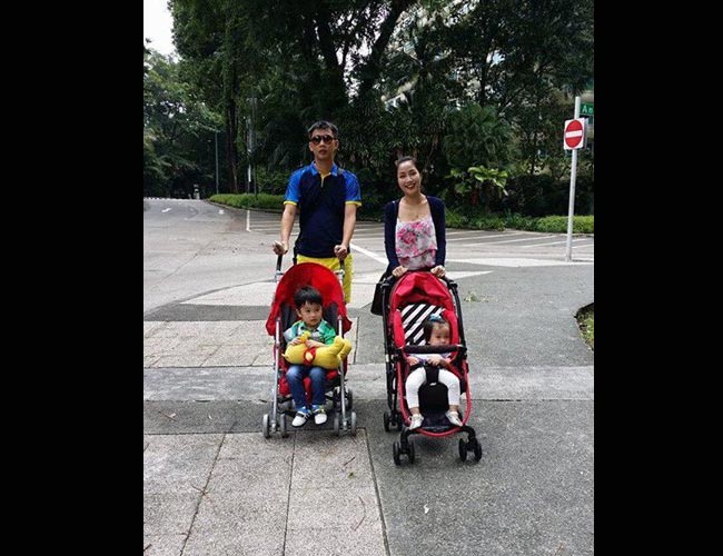 Cả gia đình Vân Ốc trong chuyến du lịch Singapore hè vừa rồi.
