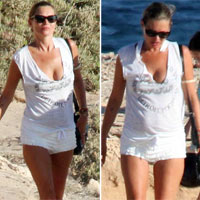 Eva soi 18/8: Kate Moss hững hờ khoe vòng 1