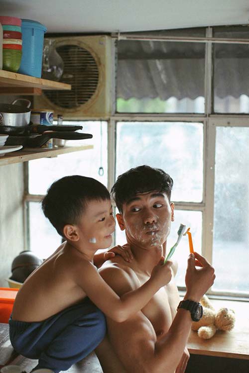 Say lòng với bộ ảnh #039;Gà trống#039; của bố đơn thân và con trai - 2