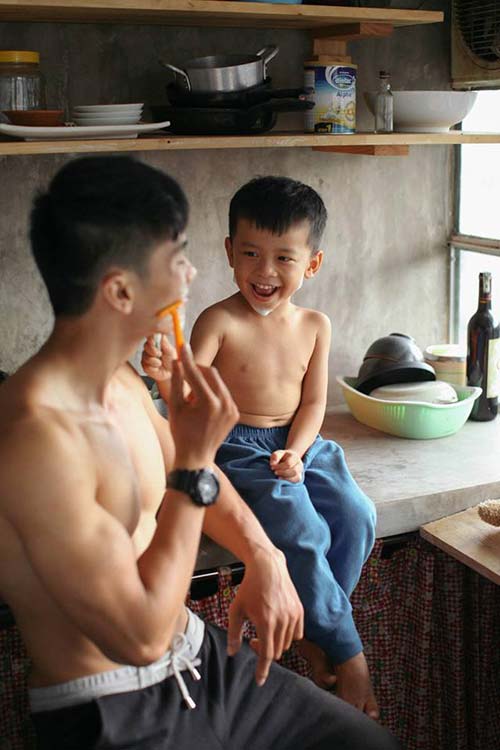 Say lòng với bộ ảnh #039;Gà trống#039; của bố đơn thân và con trai - 10