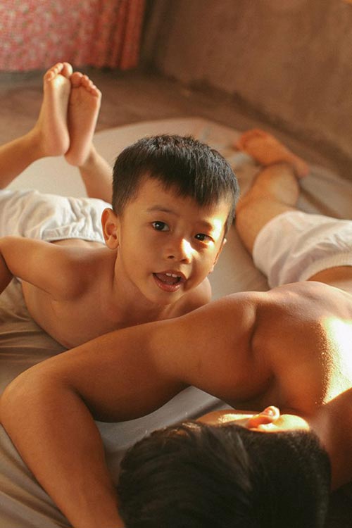 Say lòng với bộ ảnh #039;Gà trống#039; của bố đơn thân và con trai - 11
