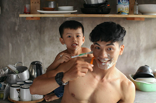 Say lòng với bộ ảnh #039;Gà trống#039; của bố đơn thân và con trai - 14