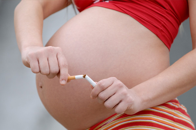Không hút thuốc

Hút thuốc lá không chỉ ảnh hưởng đến sức khỏe mẹ bầu mà còn ảnh hưởng trực tiếp đến sự phát triển của thai nhi. Không chỉ hút trực tiếp mà những mẹ ngửi khói thuốc từ môi trường, từ những người xung quanh cũng phải chịu ảnh hưởng xấu. Tiếp xúc với khói thuốc lá quá nhiều có thể khiến mẹ bị sảy thai, sinh non, trẻ sơ sinh nhẹ cân và thậm chí thai chết lưu.
