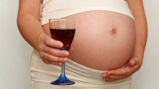 Không uống rượu

Rượu có rất nhiều tác động tiêu cực đến sự phát triển của thai nhi thậm chí khiến bé phát triển bất thường như dị tật bẩm sinh trên khuôn mặt, rối loại chức năng hệ thần kinh trung ương, trục trặc các cơ quan chính trong cơ thể. Vì vậy tốt hơn hết trong thai kỳ mẹ không nên uống rượu.
