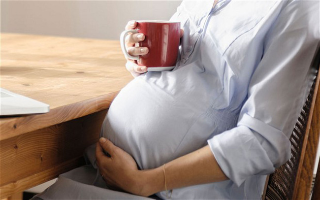 Tránh uống caffeine

Trong trà và cà phê có chứa caffeine không chỉ làm mẹ mất ngủ mà còn ảnh hưởng đến sự phát triển của thai nhi, đồng thời tăng nguy cơ mắc tiểu đường thai kỳ. 

