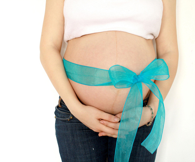 Tránh chụp X-quang

Trong những tháng đầu mang thai, các cơ quan của phôi thai đang có những diễn biến khác nhau nên rất mẫn cảm với tia phóng xạ, rất dễ ảnh hưởng tới sự phát triển của thai nhi, hoặc gây ra các loại dị hình.

Không chỉ những tháng đầu, ở những tháng sau mẹ cũng không được chụp X-quang để tránh mối nguy cho sự phát triển của con yêu.
