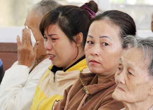 Bà của thiếu nữ đồng tính cúi đầu xin lỗi vợ xe ôm bị giết - 1