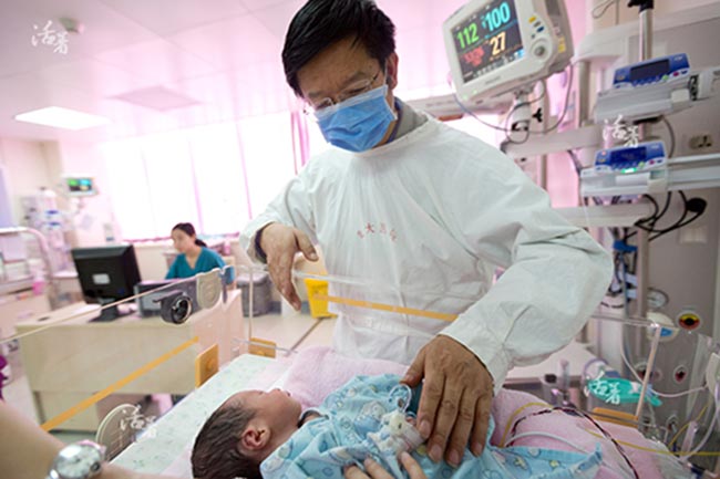 Sau khi mổ, bà Lai được đưa về phòng hậu phẫu, chồng bà rón rén chạm tay vào hai đứa trẻ, ngầm trâm rồi nở nụ cười.
