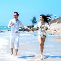 MC Anh Quân và Kavie Trần nồng nàn trên biển vắng