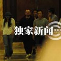 Làng sao - Thư Kỳ vui vẻ đi ăn tối cùng đồng nghiệp
