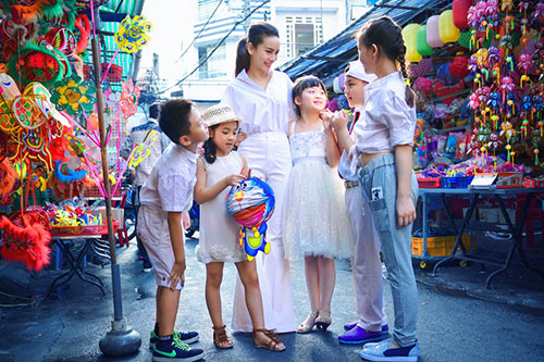 Yến Trang đón trung thu sớm cùng học trò cưng - 1