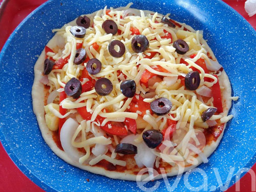 Cách nướng pizza bằng chảo siêu ngon - 8