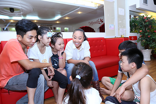 Đoan Trang quot;bỏ rơiquot; chồng Tây, chăm sóc học trò - 5