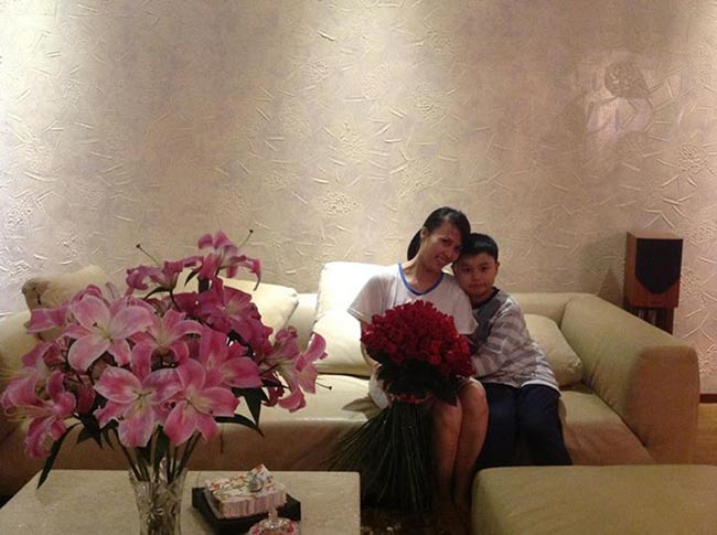 Tuấn Kiệt bên mẹ và bó hoa được cậu bé cùng BTV Hoa Thanh Tùng mua tặng
