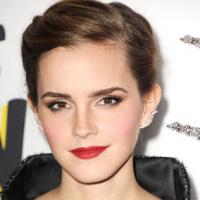 Emma Watson - phù thủy đeo khuyên tai
