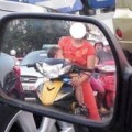 Tin tức - Sốc cảnh bà mẹ vừa đi xe máy vừa cho con bú giữa đường