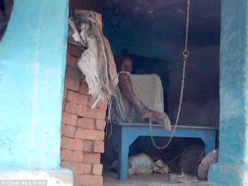 Con xích cha bị tâm thần suốt 20 năm vì nghèo - 1