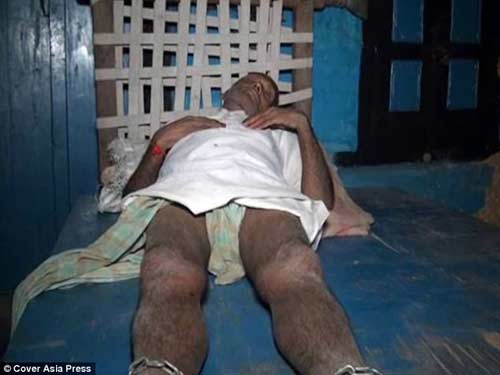 Con xích cha bị tâm thần suốt 20 năm vì nghèo - 3