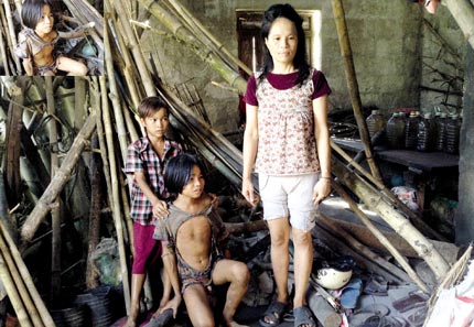 Ba mẹ con sống hoang dã như #039;người rừng#039; ở Huế - 1